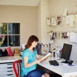 Femme en home office avec imprimante couleur multifonction xerox C315