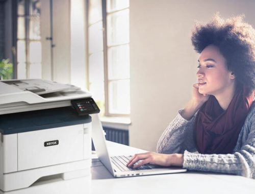Femme en home office avec imprimante multifonction xerox B315